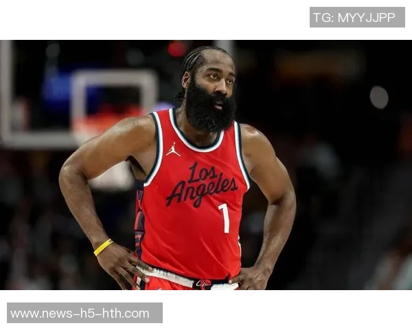 哈登关键时刻缺乏沟通两次让队友接球却未回头引发争议